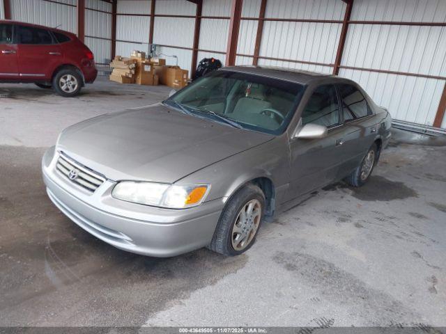 Toyota Camry Le Image 3