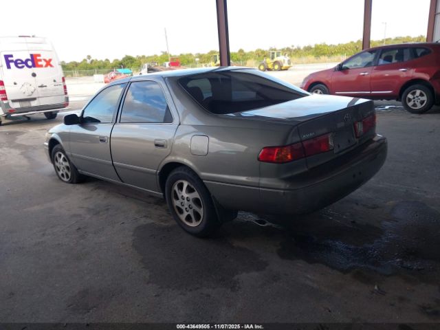 Toyota Camry Le Image 9