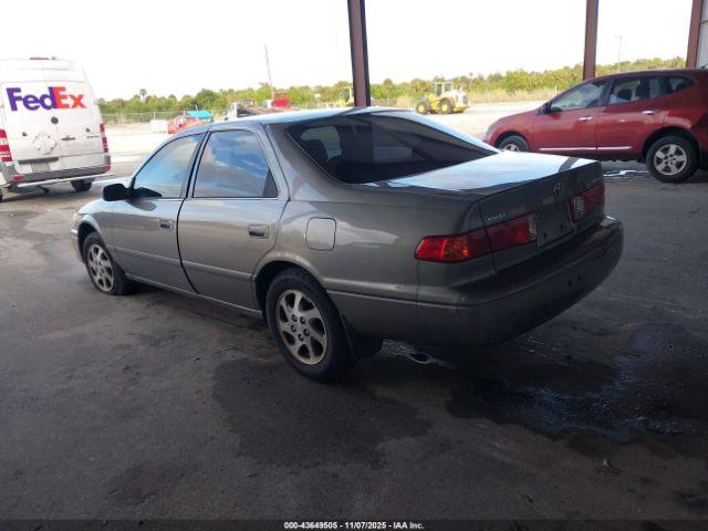 Toyota Camry Le Image 9