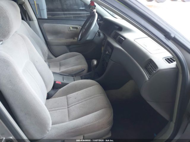 Toyota Camry Le Image 4