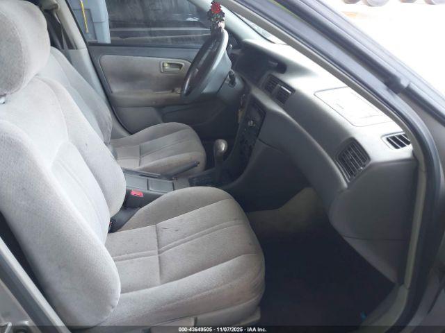 Toyota Camry Le Image 4