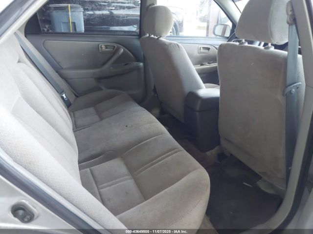 Toyota Camry Le Image 8