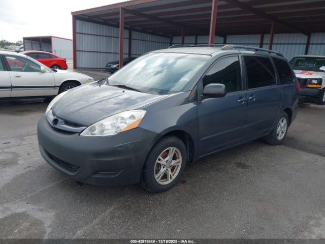 Toyota Sienna Le Image 4