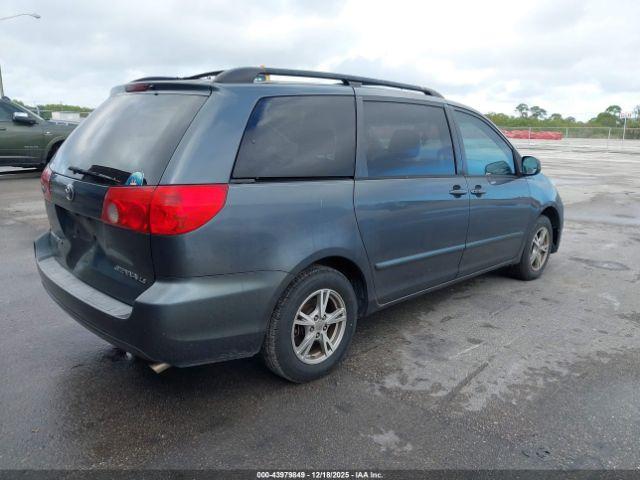 Toyota Sienna Le Image 8