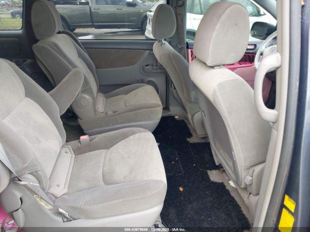 Toyota Sienna Le Image 5