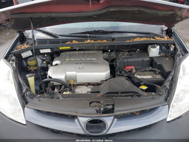 Toyota Sienna Le Image 2