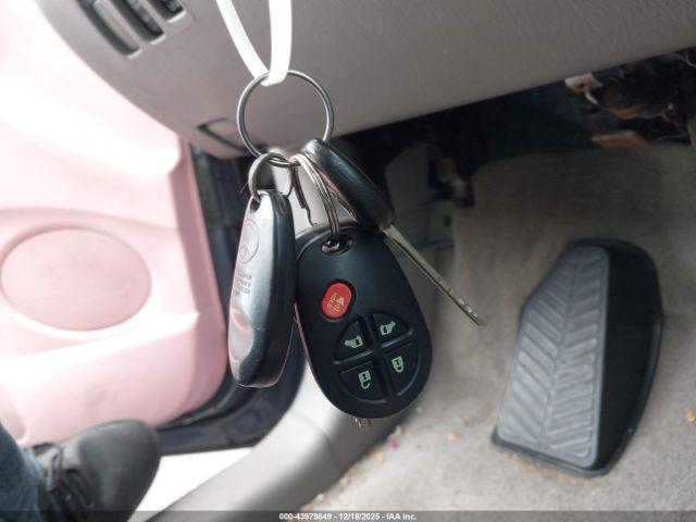 Toyota Sienna Le Image 10