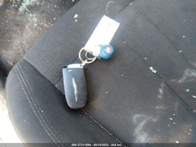 Chrysler 200 Limited Image 9