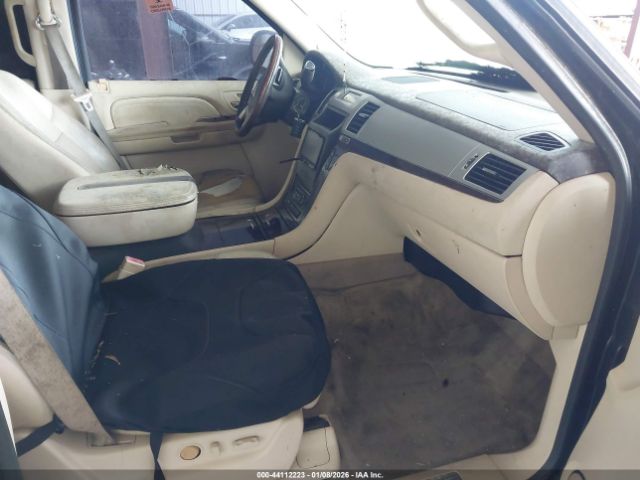 Cadillac Escalade Standard Image 9